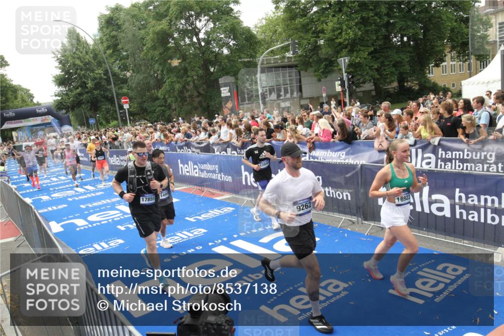 29.06.2025 - hella hamburg halbmarathon Michael Strokosch http://msf.ph/oto/8537138 29.06.2025 10:48:33 Ziel  meine-sportfotos.de