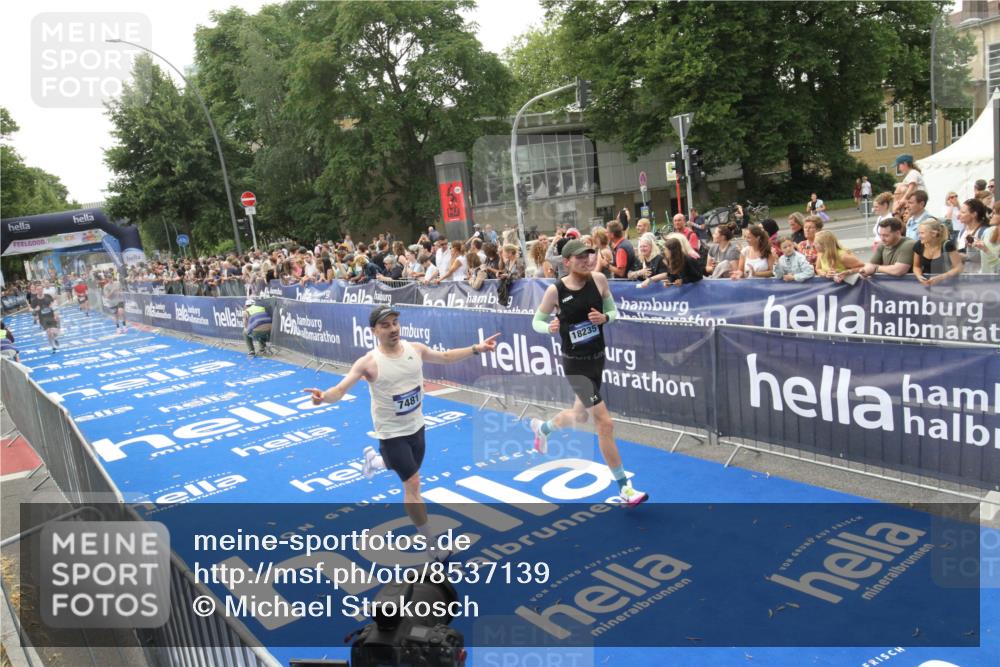 29.06.2025 - hella hamburg halbmarathon Michael Strokosch http://msf.ph/oto/8537139 29.06.2025 10:30:48 Ziel  meine-sportfotos.de