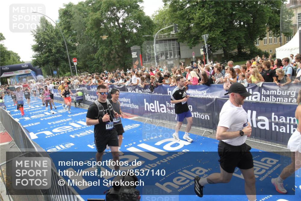 29.06.2025 - hella hamburg halbmarathon Michael Strokosch http://msf.ph/oto/8537140 29.06.2025 10:48:34 Ziel  meine-sportfotos.de