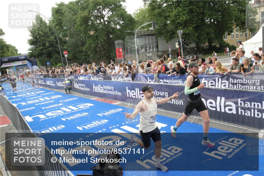 29.06.2025 - hella hamburg halbmarathon Michael Strokosch http://msf.ph/oto/8537141 29.06.2025 10:30:48 Ziel  meine-sportfotos.de