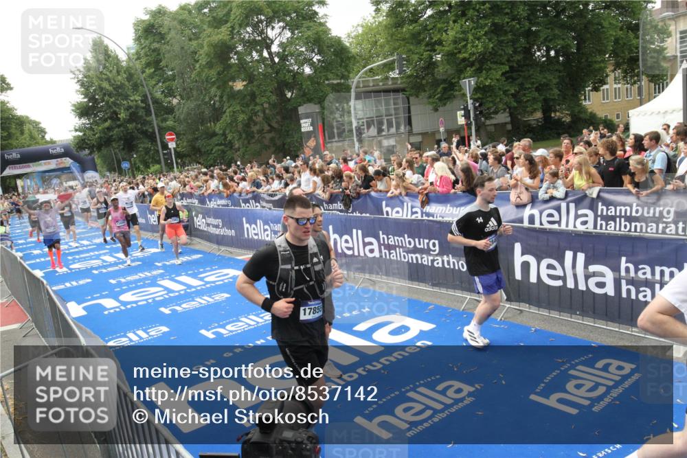 29.06.2025 - hella hamburg halbmarathon Michael Strokosch http://msf.ph/oto/8537142 29.06.2025 10:48:34 Ziel  meine-sportfotos.de
