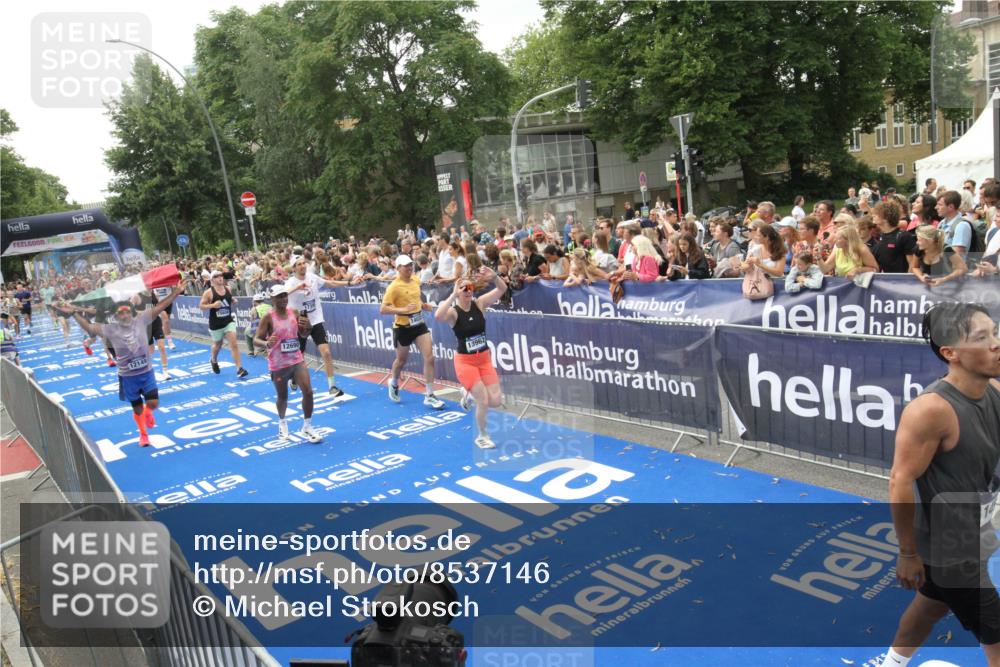 29.06.2025 - hella hamburg halbmarathon Michael Strokosch http://msf.ph/oto/8537146 29.06.2025 10:48:35 Ziel  meine-sportfotos.de