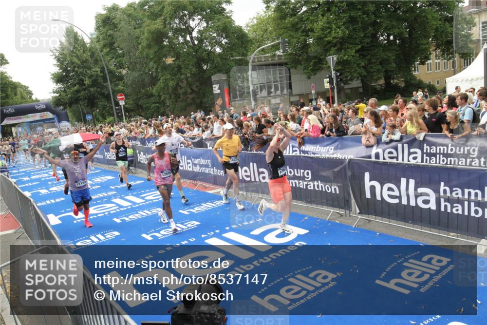 29.06.2025 - hella hamburg halbmarathon Michael Strokosch http://msf.ph/oto/8537147 29.06.2025 10:48:36 Ziel  meine-sportfotos.de