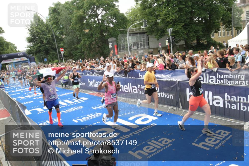 29.06.2025 - hella hamburg halbmarathon Michael Strokosch http://msf.ph/oto/8537149 29.06.2025 10:48:36 Ziel  meine-sportfotos.de