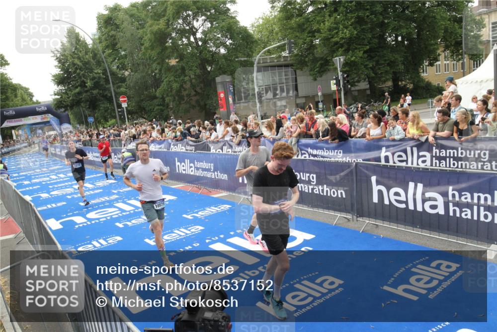 29.06.2025 - hella hamburg halbmarathon Michael Strokosch http://msf.ph/oto/8537152 29.06.2025 10:30:53 Ziel  meine-sportfotos.de