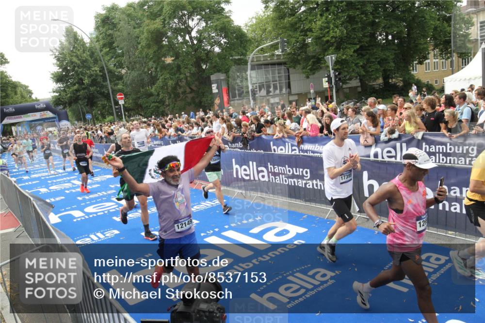 29.06.2025 - hella hamburg halbmarathon Michael Strokosch http://msf.ph/oto/8537153 29.06.2025 10:48:37 Ziel  meine-sportfotos.de