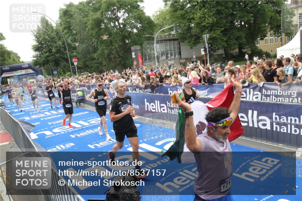 29.06.2025 - hella hamburg halbmarathon Michael Strokosch http://msf.ph/oto/8537157 29.06.2025 10:48:38 Ziel  meine-sportfotos.de