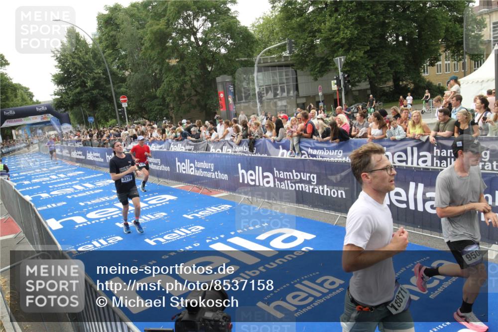 29.06.2025 - hella hamburg halbmarathon Michael Strokosch http://msf.ph/oto/8537158 29.06.2025 10:30:54 Ziel  meine-sportfotos.de