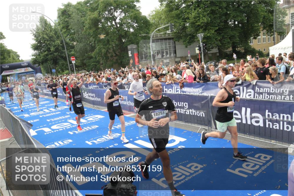 29.06.2025 - hella hamburg halbmarathon Michael Strokosch http://msf.ph/oto/8537159 29.06.2025 10:48:38 Ziel  meine-sportfotos.de