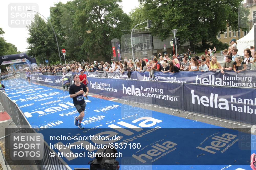 29.06.2025 - hella hamburg halbmarathon Michael Strokosch http://msf.ph/oto/8537160 29.06.2025 10:30:54 Ziel  meine-sportfotos.de