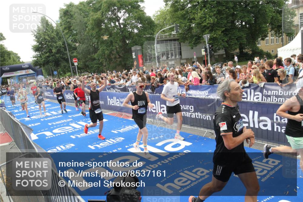 29.06.2025 - hella hamburg halbmarathon Michael Strokosch http://msf.ph/oto/8537161 29.06.2025 10:48:38 Ziel  meine-sportfotos.de