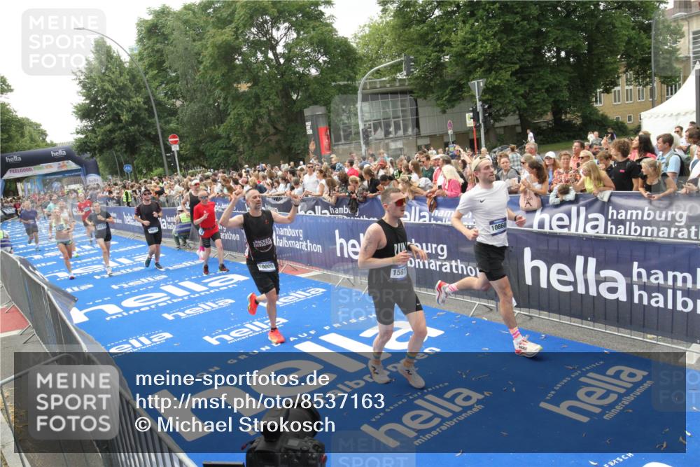 29.06.2025 - hella hamburg halbmarathon Michael Strokosch http://msf.ph/oto/8537163 29.06.2025 10:48:39 Ziel  meine-sportfotos.de