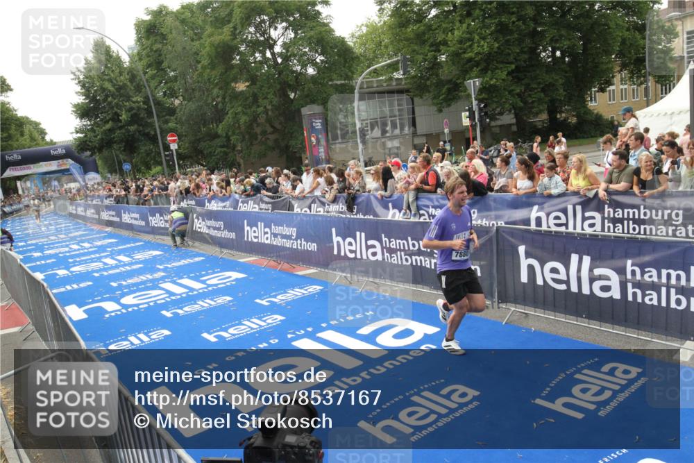 29.06.2025 - hella hamburg halbmarathon Michael Strokosch http://msf.ph/oto/8537167 29.06.2025 10:30:59 Ziel  meine-sportfotos.de