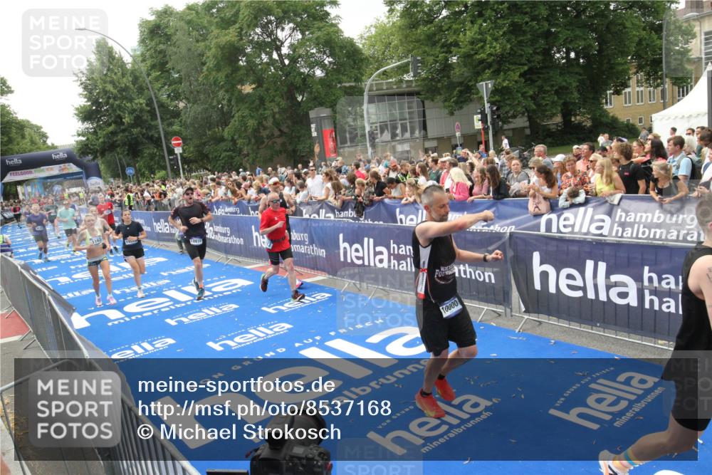 29.06.2025 - hella hamburg halbmarathon Michael Strokosch http://msf.ph/oto/8537168 29.06.2025 10:48:39 Ziel  meine-sportfotos.de