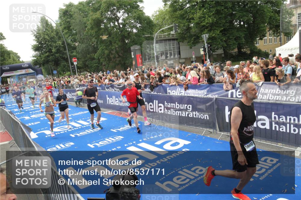 29.06.2025 - hella hamburg halbmarathon Michael Strokosch http://msf.ph/oto/8537171 29.06.2025 10:48:40 Ziel  meine-sportfotos.de