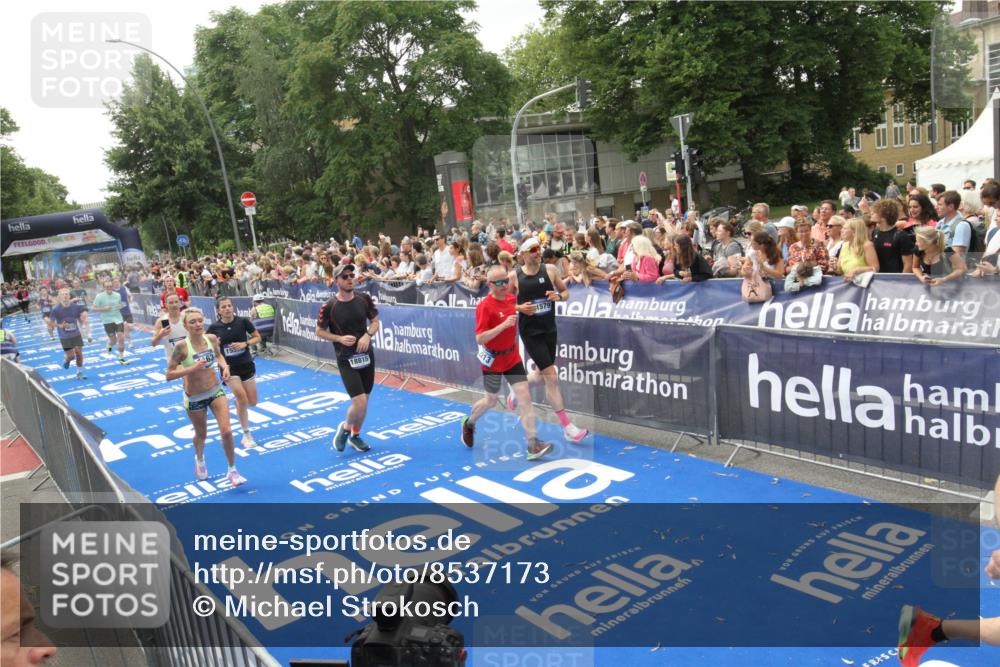 29.06.2025 - hella hamburg halbmarathon Michael Strokosch http://msf.ph/oto/8537173 29.06.2025 10:48:40 Ziel  meine-sportfotos.de