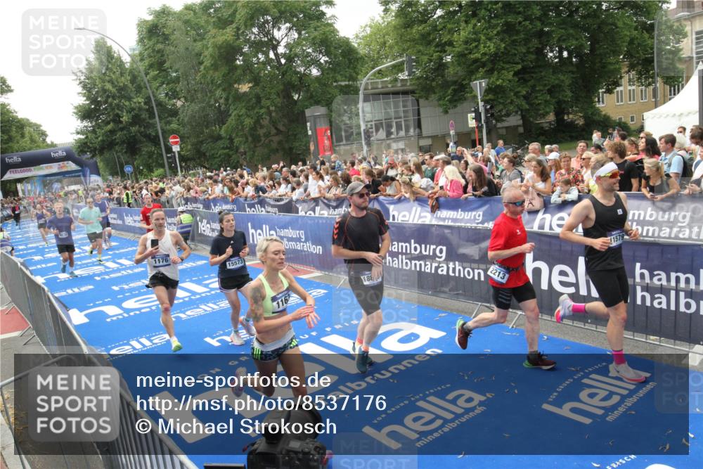 29.06.2025 - hella hamburg halbmarathon Michael Strokosch http://msf.ph/oto/8537176 29.06.2025 10:48:41 Ziel  meine-sportfotos.de