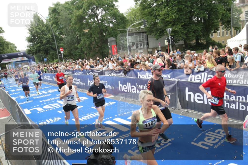 29.06.2025 - hella hamburg halbmarathon Michael Strokosch http://msf.ph/oto/8537178 29.06.2025 10:48:41 Ziel  meine-sportfotos.de