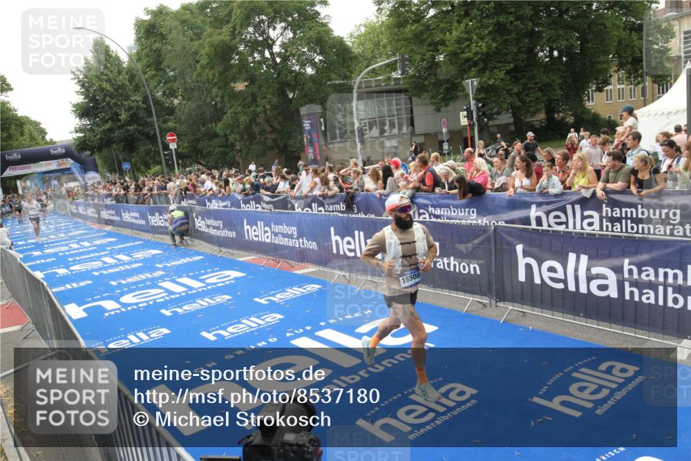 29.06.2025 - hella hamburg halbmarathon Michael Strokosch http://msf.ph/oto/8537180 29.06.2025 10:31:06 Ziel  meine-sportfotos.de