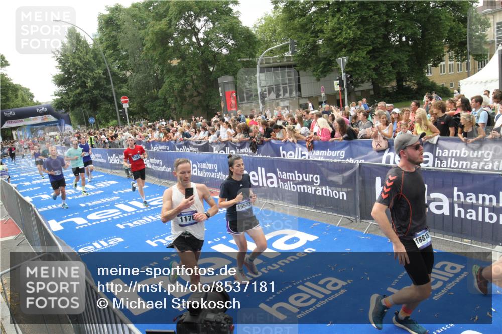 29.06.2025 - hella hamburg halbmarathon Michael Strokosch http://msf.ph/oto/8537181 29.06.2025 10:48:42 Ziel  meine-sportfotos.de