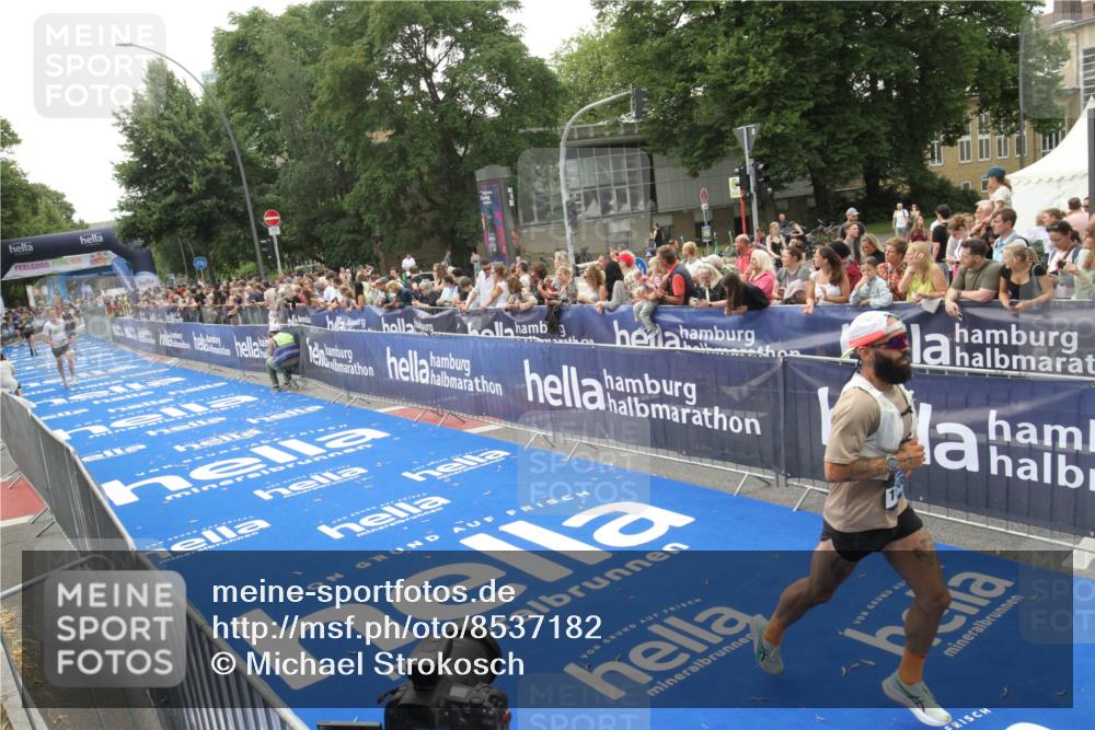 29.06.2025 - hella hamburg halbmarathon Michael Strokosch http://msf.ph/oto/8537182 29.06.2025 10:31:07 Ziel  meine-sportfotos.de