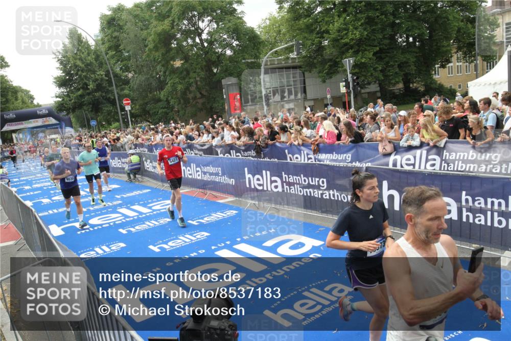 29.06.2025 - hella hamburg halbmarathon Michael Strokosch http://msf.ph/oto/8537183 29.06.2025 10:48:42 Ziel  meine-sportfotos.de