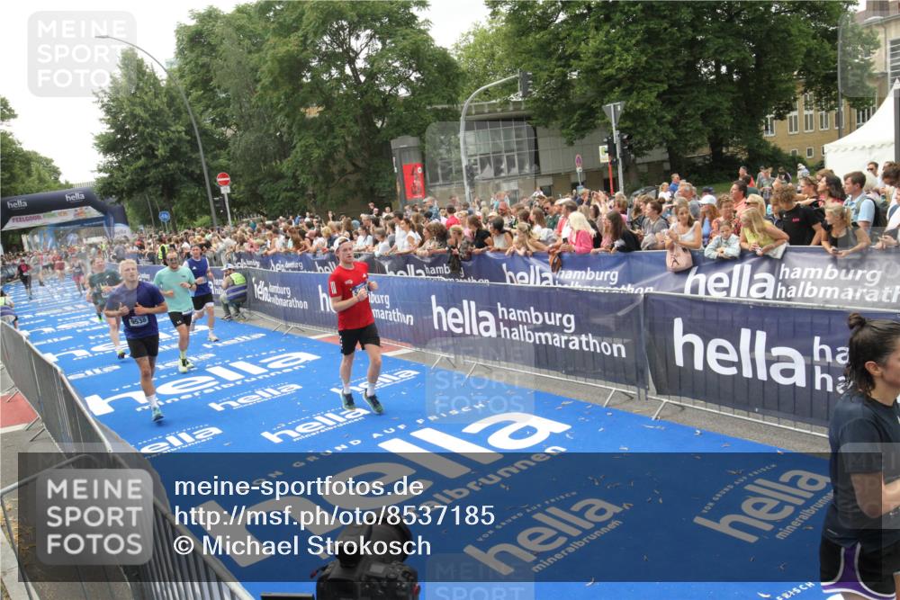 29.06.2025 - hella hamburg halbmarathon Michael Strokosch http://msf.ph/oto/8537185 29.06.2025 10:48:42 Ziel  meine-sportfotos.de