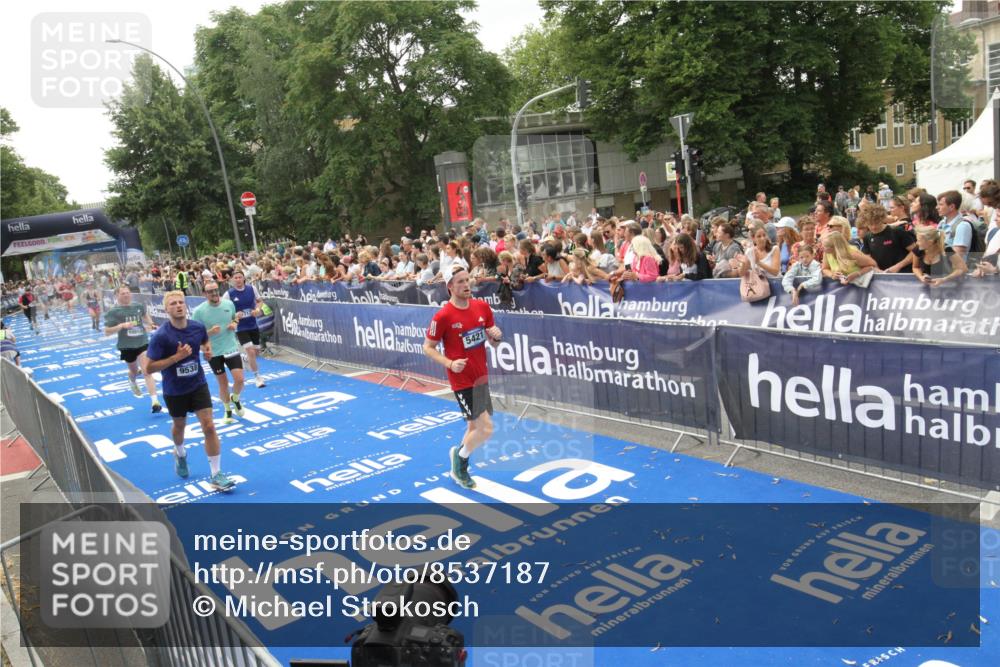 29.06.2025 - hella hamburg halbmarathon Michael Strokosch http://msf.ph/oto/8537187 29.06.2025 10:48:43 Ziel  meine-sportfotos.de