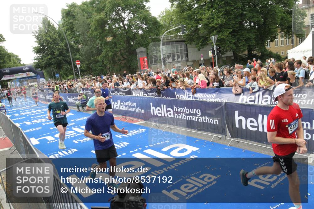 29.06.2025 - hella hamburg halbmarathon Michael Strokosch http://msf.ph/oto/8537192 29.06.2025 10:48:44 Ziel  meine-sportfotos.de