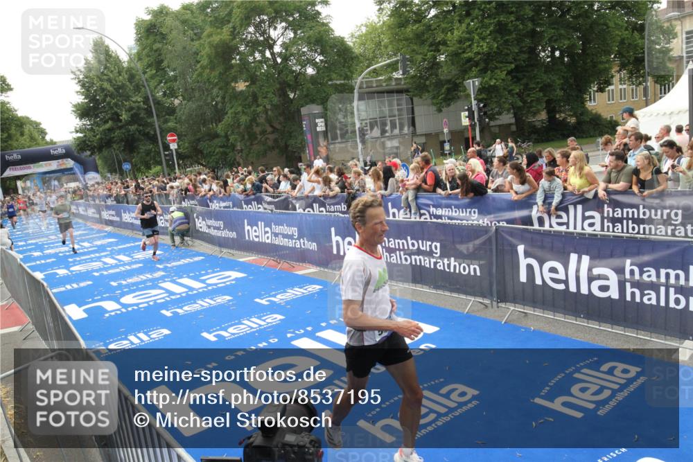 29.06.2025 - hella hamburg halbmarathon Michael Strokosch http://msf.ph/oto/8537195 29.06.2025 10:31:11 Ziel  meine-sportfotos.de