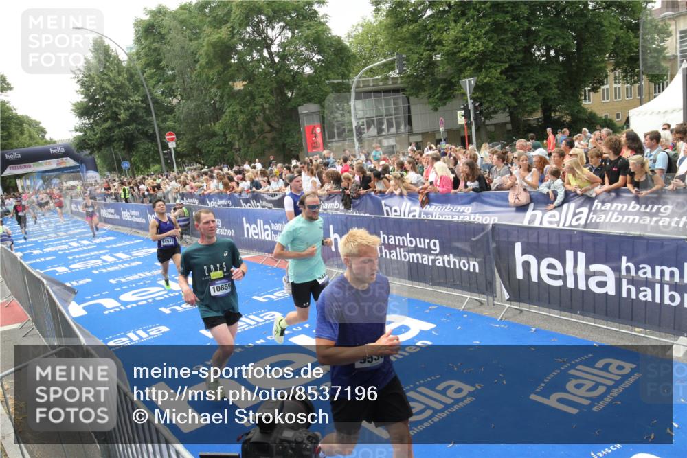 29.06.2025 - hella hamburg halbmarathon Michael Strokosch http://msf.ph/oto/8537196 29.06.2025 10:48:45 Ziel  meine-sportfotos.de