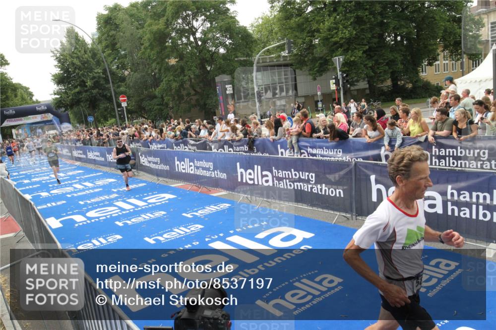 29.06.2025 - hella hamburg halbmarathon Michael Strokosch http://msf.ph/oto/8537197 29.06.2025 10:31:12 Ziel  meine-sportfotos.de