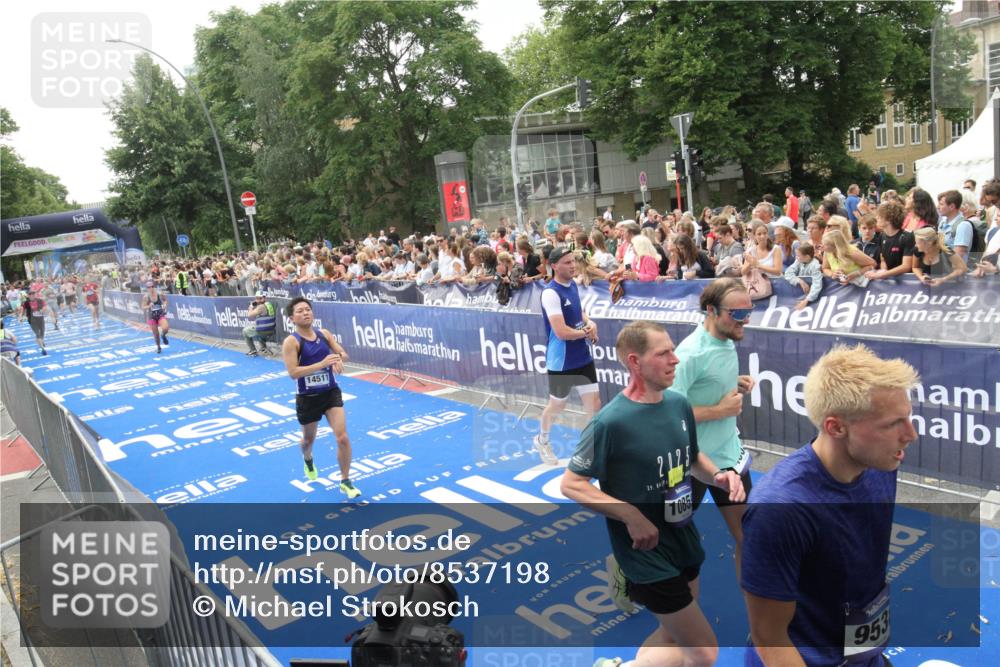 29.06.2025 - hella hamburg halbmarathon Michael Strokosch http://msf.ph/oto/8537198 29.06.2025 10:48:45 Ziel  meine-sportfotos.de