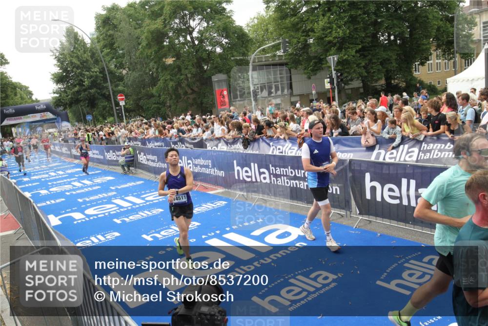 29.06.2025 - hella hamburg halbmarathon Michael Strokosch http://msf.ph/oto/8537200 29.06.2025 10:48:46 Ziel  meine-sportfotos.de