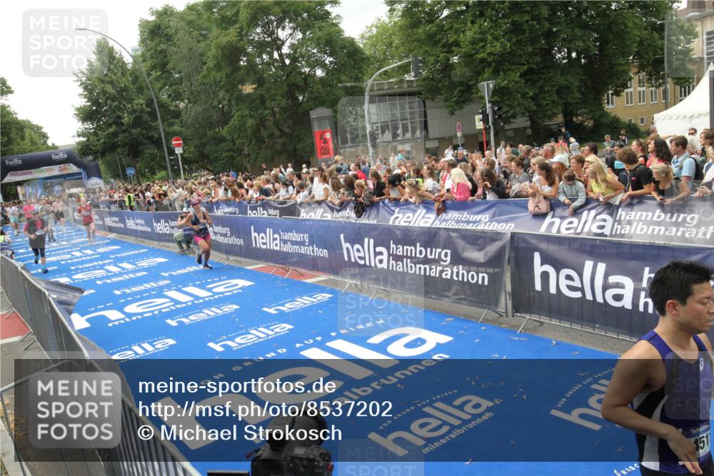29.06.2025 - hella hamburg halbmarathon Michael Strokosch http://msf.ph/oto/8537202 29.06.2025 10:48:47 Ziel  meine-sportfotos.de