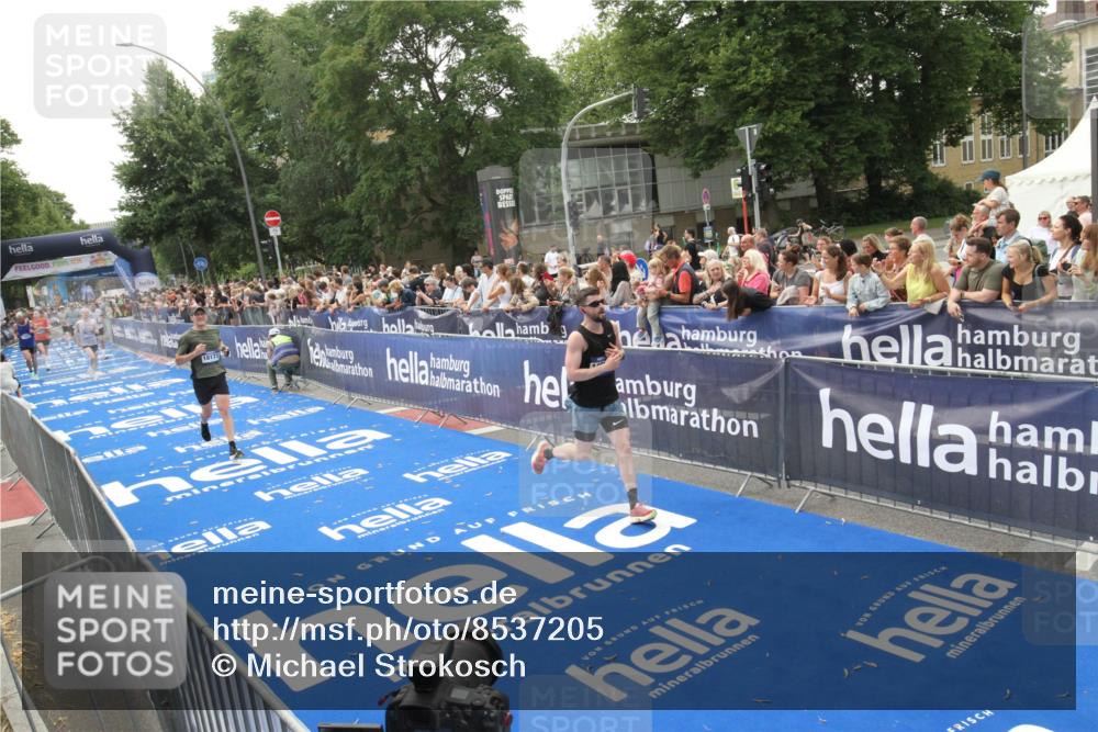 29.06.2025 - hella hamburg halbmarathon Michael Strokosch http://msf.ph/oto/8537205 29.06.2025 10:31:13 Ziel  meine-sportfotos.de