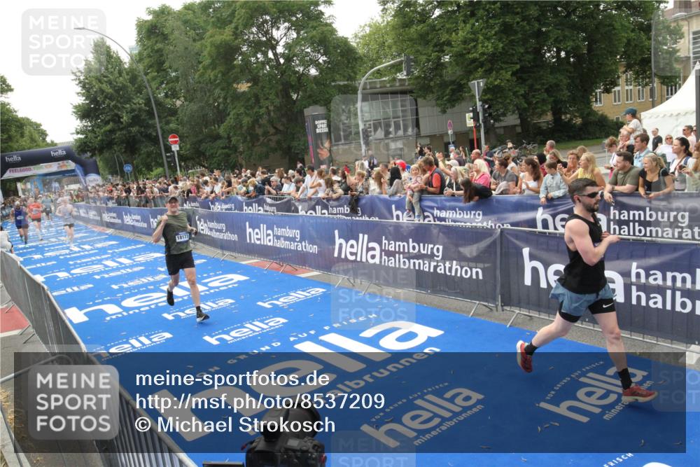 29.06.2025 - hella hamburg halbmarathon Michael Strokosch http://msf.ph/oto/8537209 29.06.2025 10:31:14 Ziel  meine-sportfotos.de