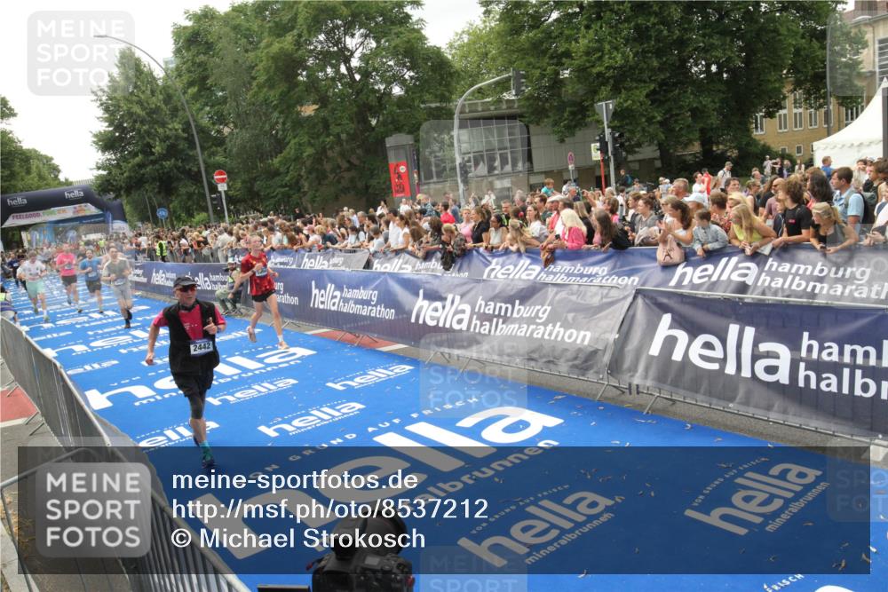 29.06.2025 - hella hamburg halbmarathon Michael Strokosch http://msf.ph/oto/8537212 29.06.2025 10:48:50 Ziel  meine-sportfotos.de
