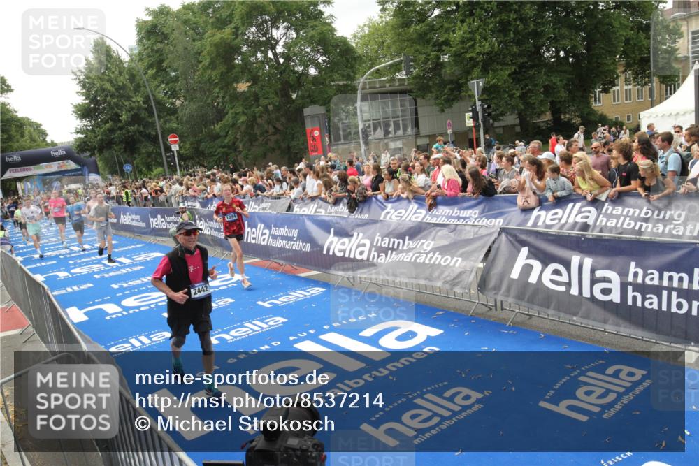 29.06.2025 - hella hamburg halbmarathon Michael Strokosch http://msf.ph/oto/8537214 29.06.2025 10:48:50 Ziel  meine-sportfotos.de