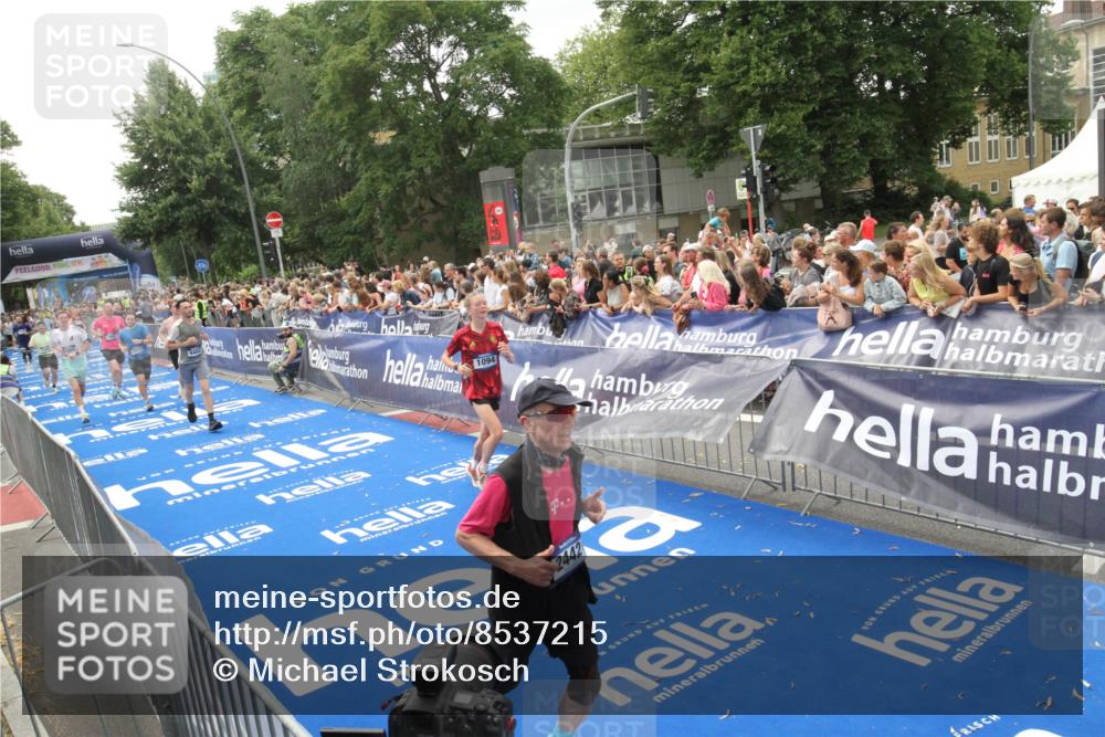 29.06.2025 - hella hamburg halbmarathon Michael Strokosch http://msf.ph/oto/8537215 29.06.2025 10:48:51 Ziel  meine-sportfotos.de