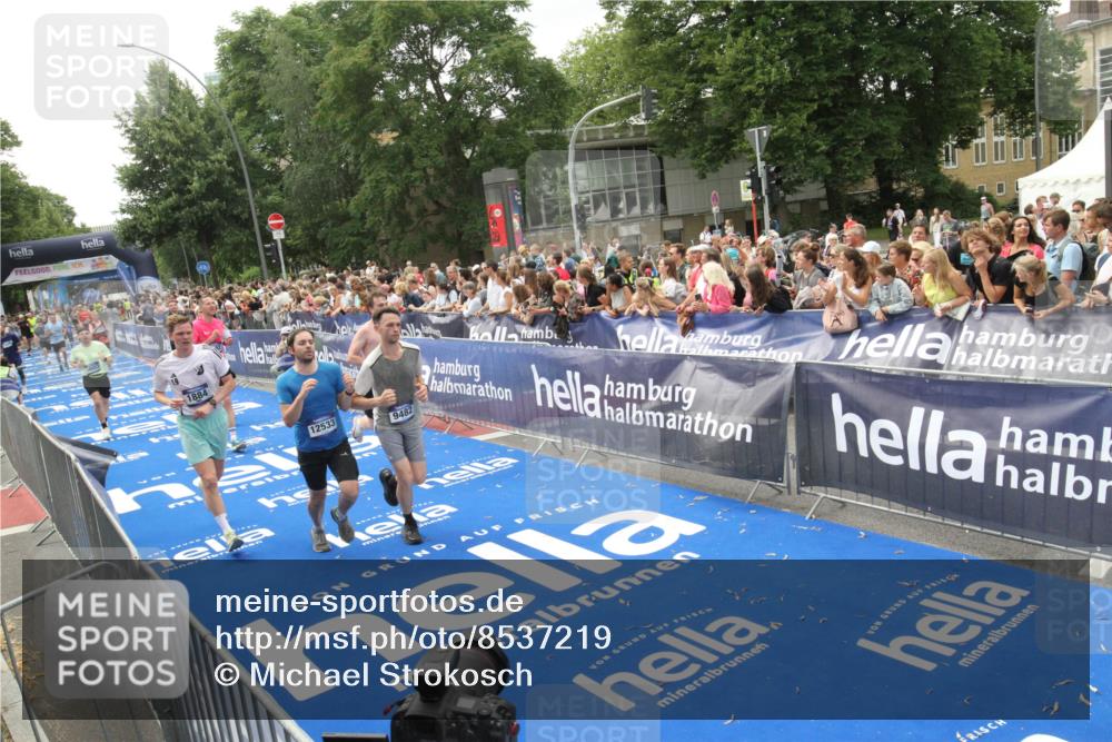 29.06.2025 - hella hamburg halbmarathon Michael Strokosch http://msf.ph/oto/8537219 29.06.2025 10:48:53 Ziel  meine-sportfotos.de