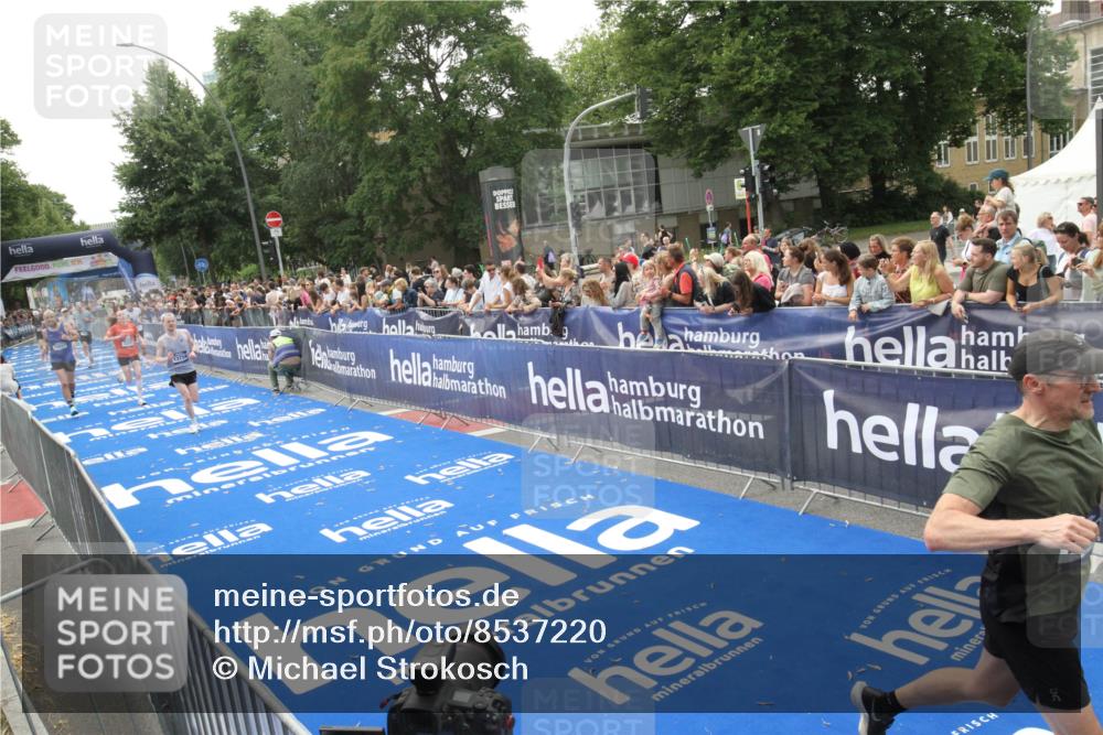 29.06.2025 - hella hamburg halbmarathon Michael Strokosch http://msf.ph/oto/8537220 29.06.2025 10:31:16 Ziel  meine-sportfotos.de