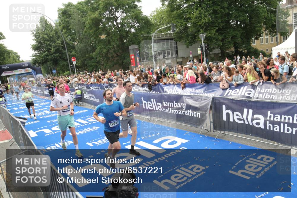 29.06.2025 - hella hamburg halbmarathon Michael Strokosch http://msf.ph/oto/8537221 29.06.2025 10:48:53 Ziel  meine-sportfotos.de