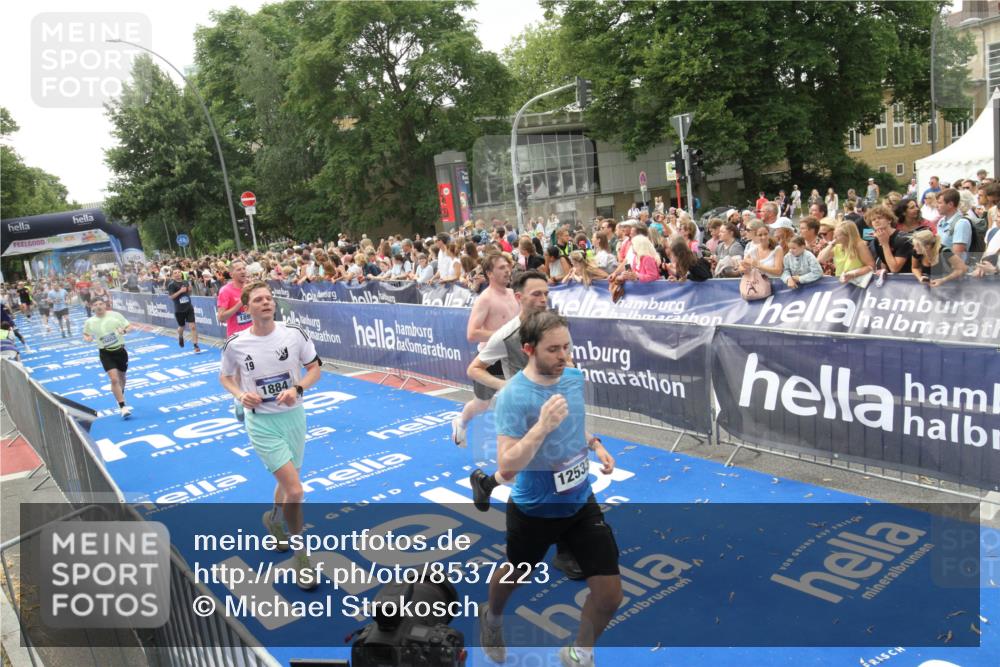 29.06.2025 - hella hamburg halbmarathon Michael Strokosch http://msf.ph/oto/8537223 29.06.2025 10:48:53 Ziel  meine-sportfotos.de