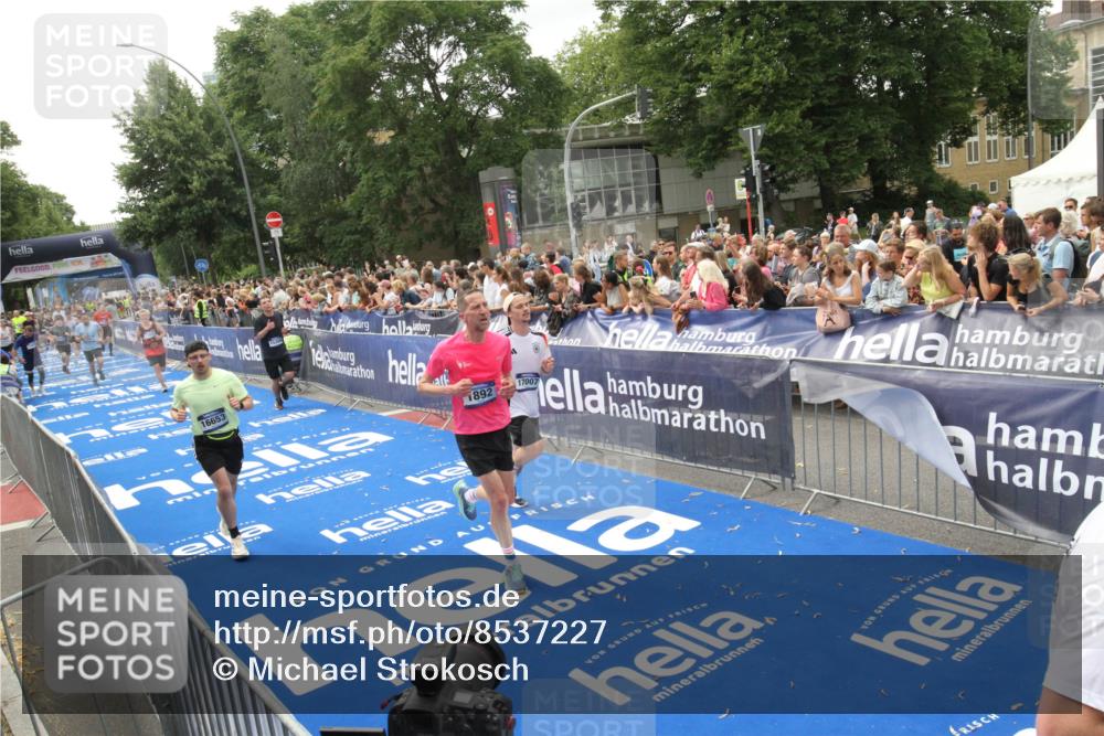 29.06.2025 - hella hamburg halbmarathon Michael Strokosch http://msf.ph/oto/8537227 29.06.2025 10:48:55 Ziel  meine-sportfotos.de