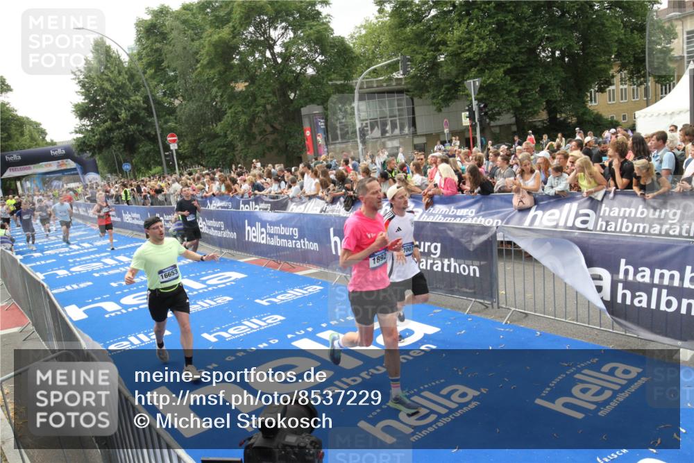 29.06.2025 - hella hamburg halbmarathon Michael Strokosch http://msf.ph/oto/8537229 29.06.2025 10:48:55 Ziel  meine-sportfotos.de