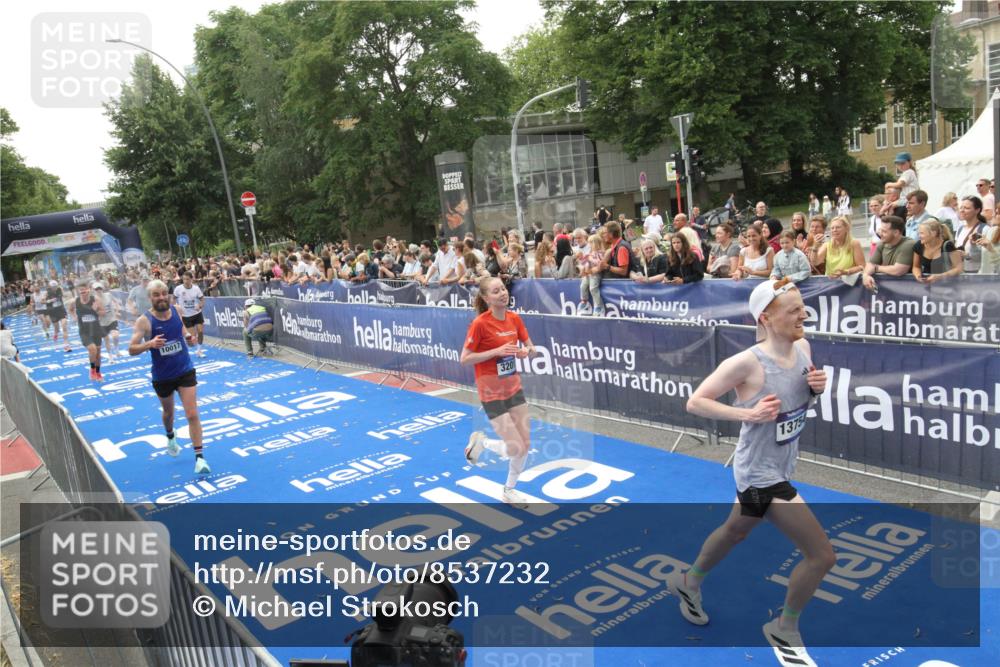 29.06.2025 - hella hamburg halbmarathon Michael Strokosch http://msf.ph/oto/8537232 29.06.2025 10:31:18 Ziel  meine-sportfotos.de