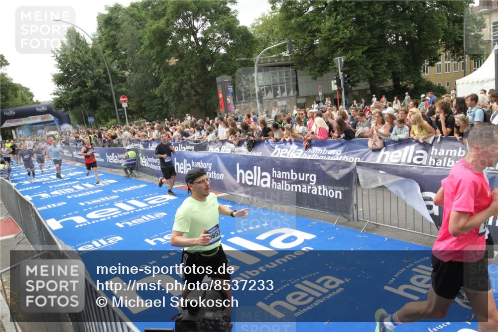 29.06.2025 - hella hamburg halbmarathon Michael Strokosch http://msf.ph/oto/8537233 29.06.2025 10:48:56 Ziel  meine-sportfotos.de