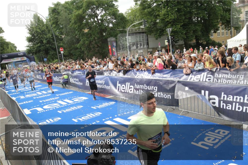 29.06.2025 - hella hamburg halbmarathon Michael Strokosch http://msf.ph/oto/8537235 29.06.2025 10:48:56 Ziel  meine-sportfotos.de