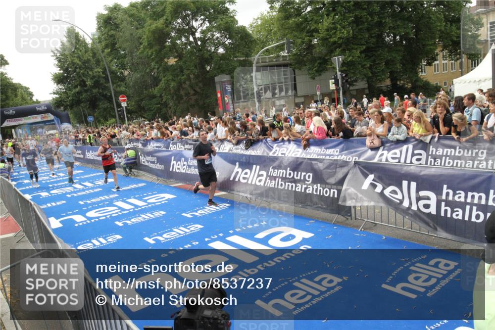 29.06.2025 - hella hamburg halbmarathon Michael Strokosch http://msf.ph/oto/8537237 29.06.2025 10:48:56 Ziel  meine-sportfotos.de